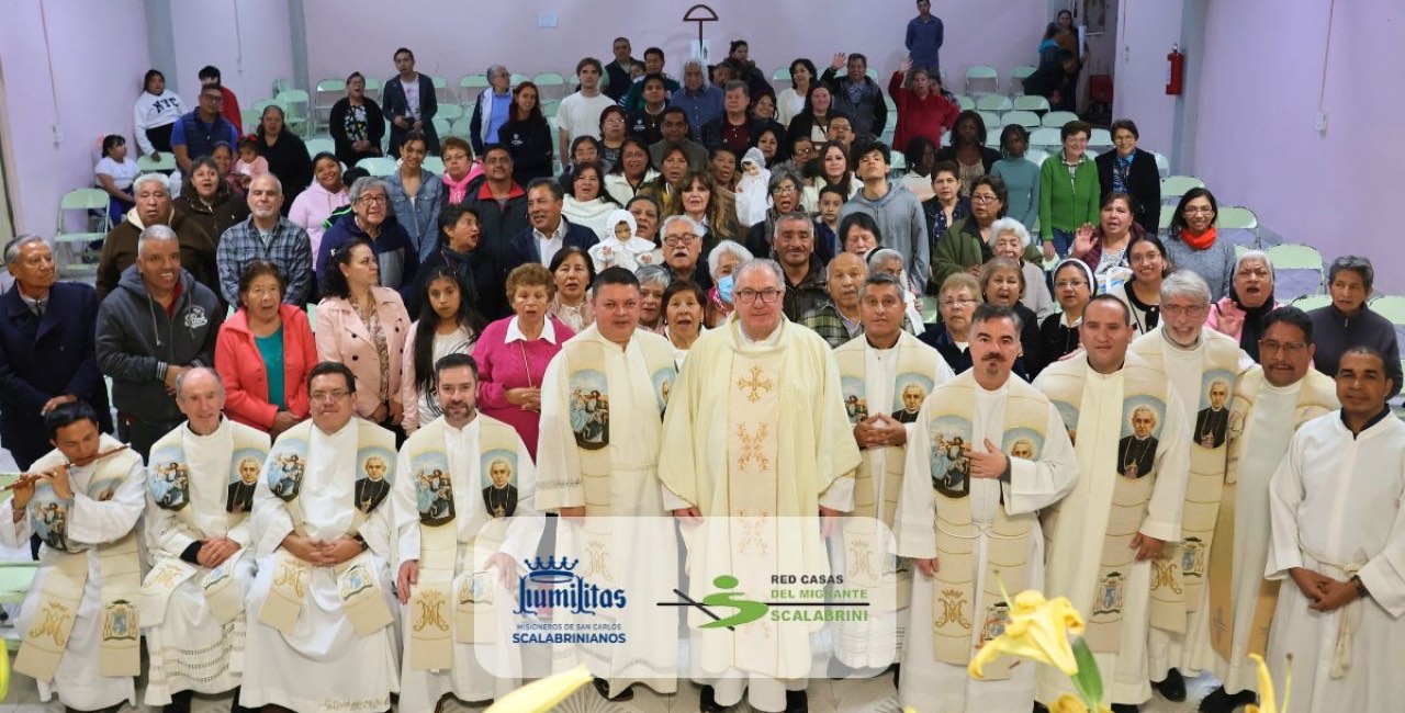 Misioneros scalabrinianos y comunidad posan juntos tras la celebración del aniversario de la Red Casas del Migrante