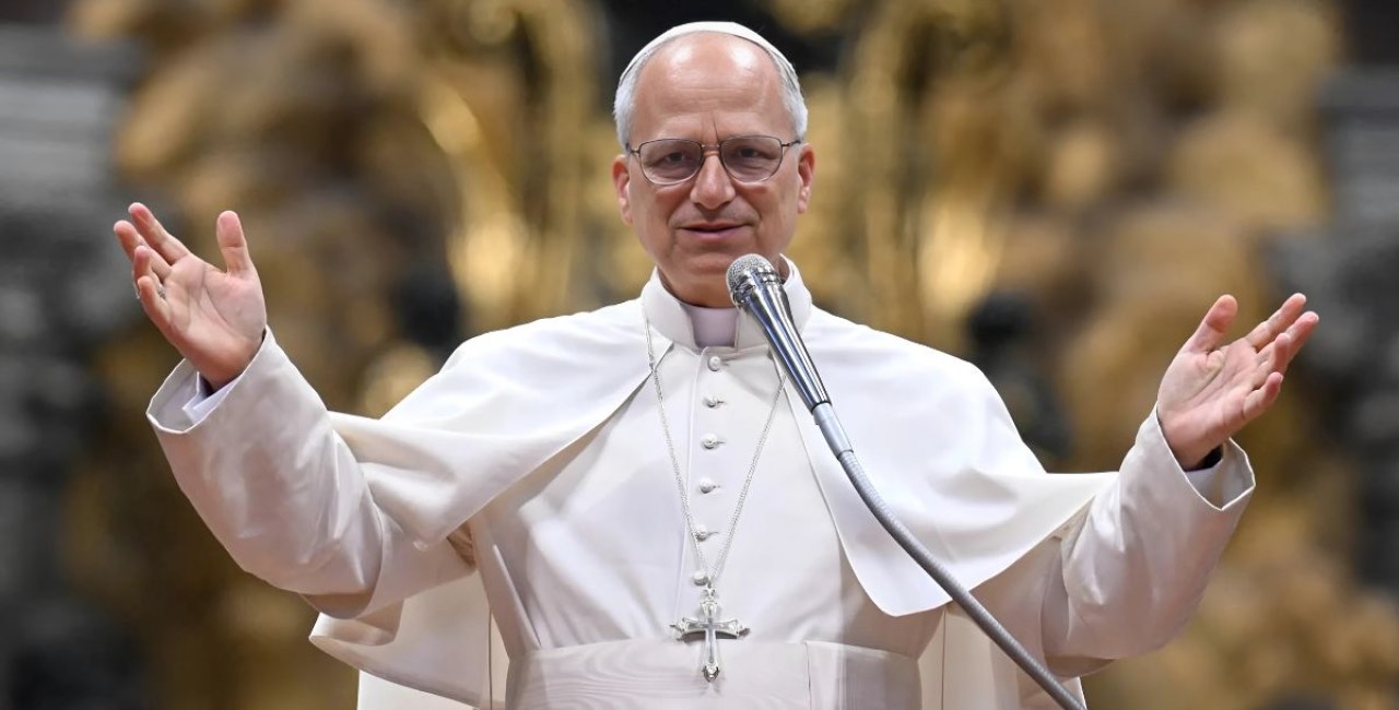 El papa León XIV extiende los brazos durante una audiencia en el Vaticano