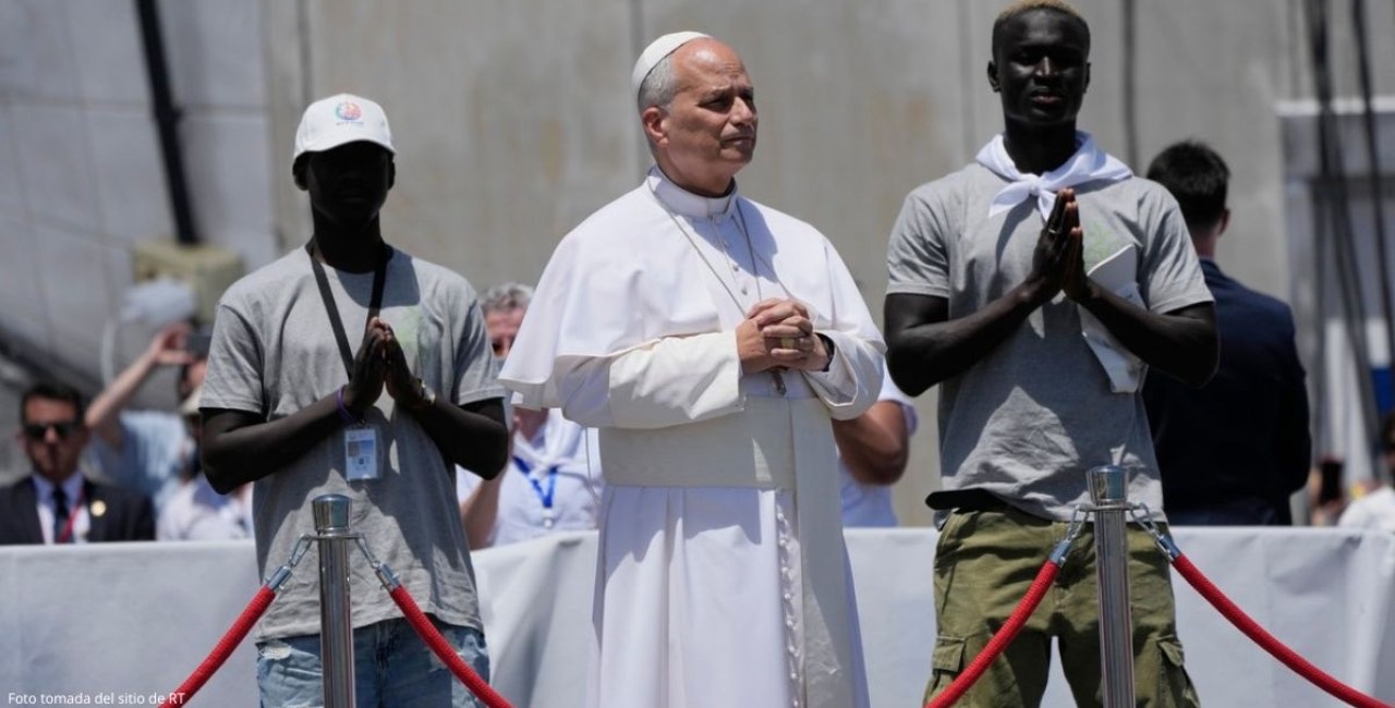 El papa León XIV reza junto a dos jóvenes migrantes durante su visita a las Islas Canarias