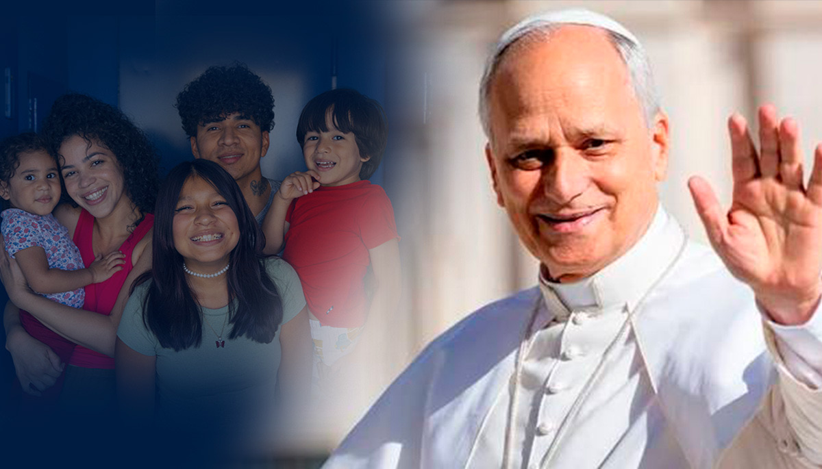 El papa León XIV saluda con la mano levantada junto a la imagen de una familia migrante con niñas, niños y adolescentes sonriendo