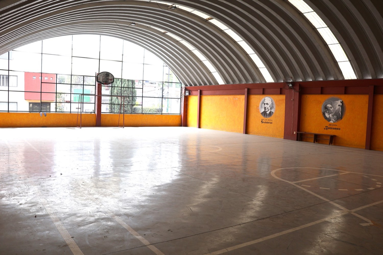 Cancha techada de usos múltiples en una de las casas de la Fundación Scalabrini