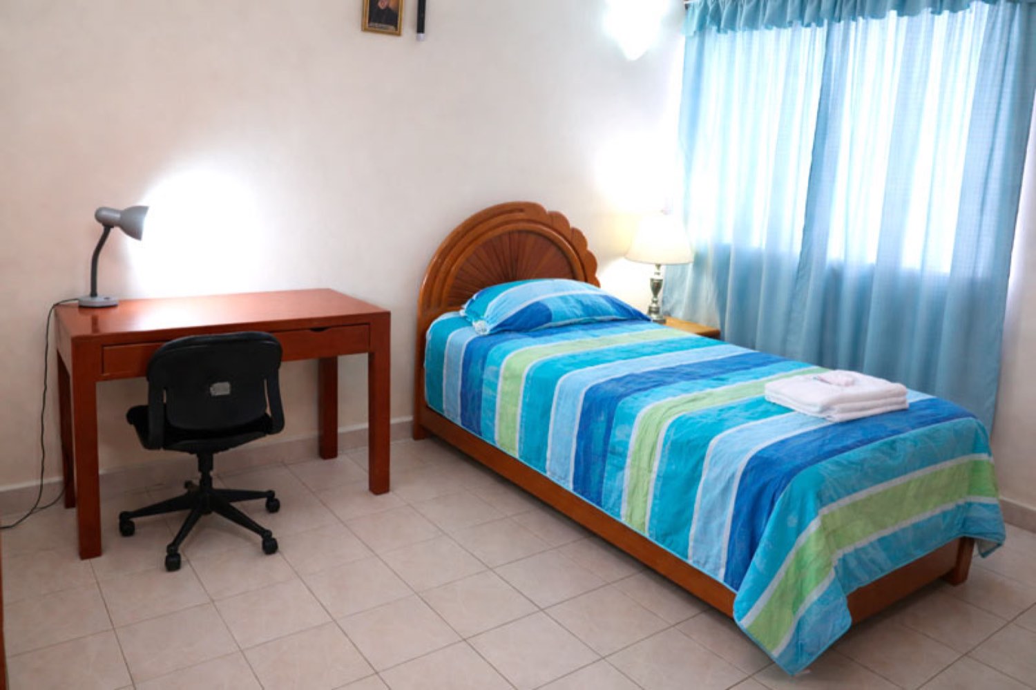 Habitación con camas preparadas para recibir a las personas huéspedes