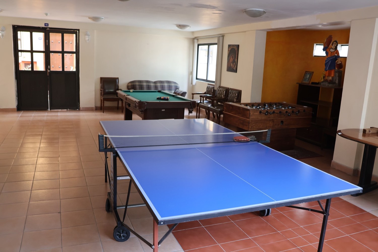 Sala común con mesa de ping pong y espacios de convivencia