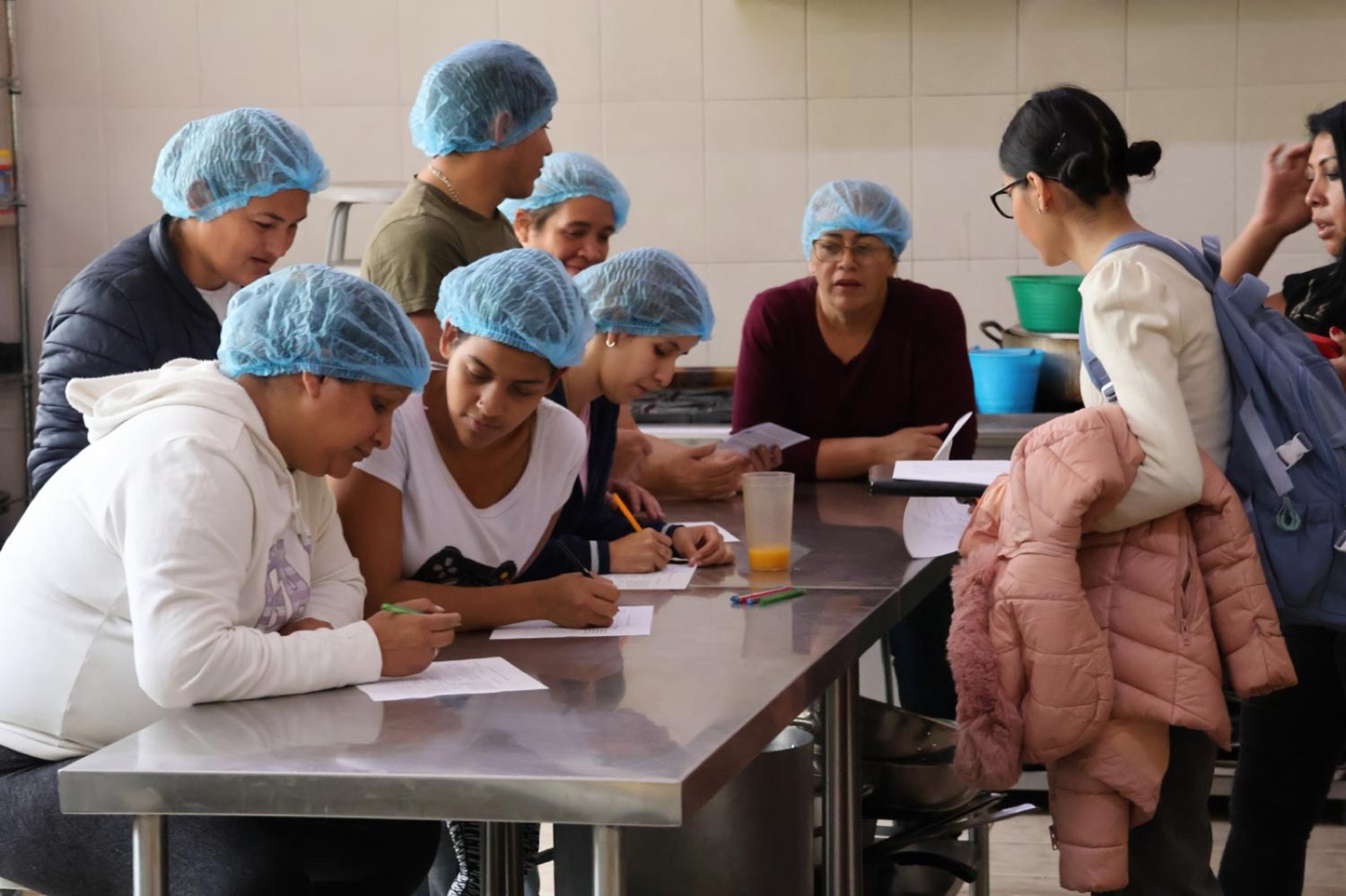 Mujeres en un taller de formación en la cocina del centro Scalabrini